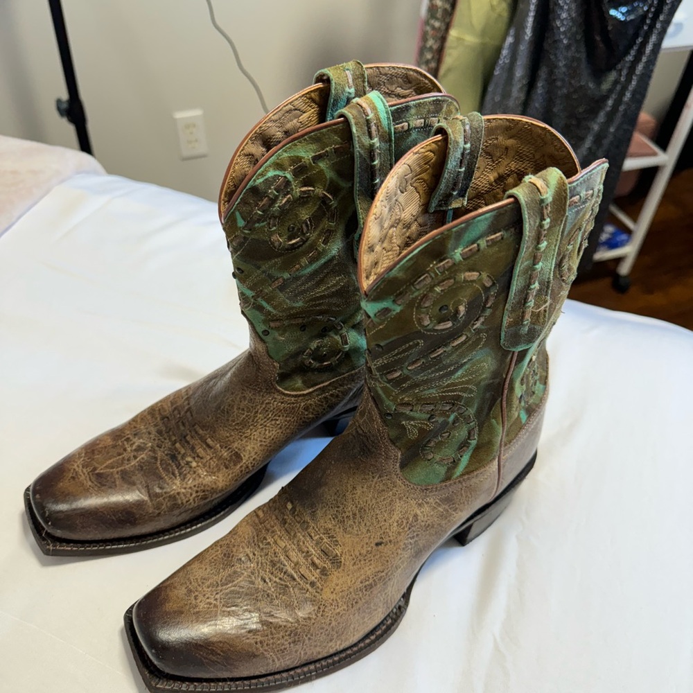 Women’s Western Cowgirl Boots Brand new never worn. Size 9